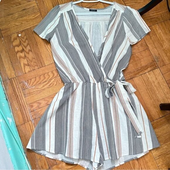 LOVELY Day Striped Tie Waist Faux Wrap Romper small - Picture 7 of 8